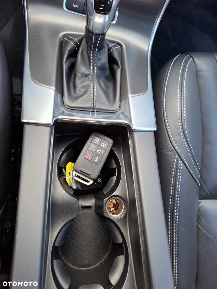 Volvo V60 D6 AWD Plug-in Hybrid R-Design Summum - 3