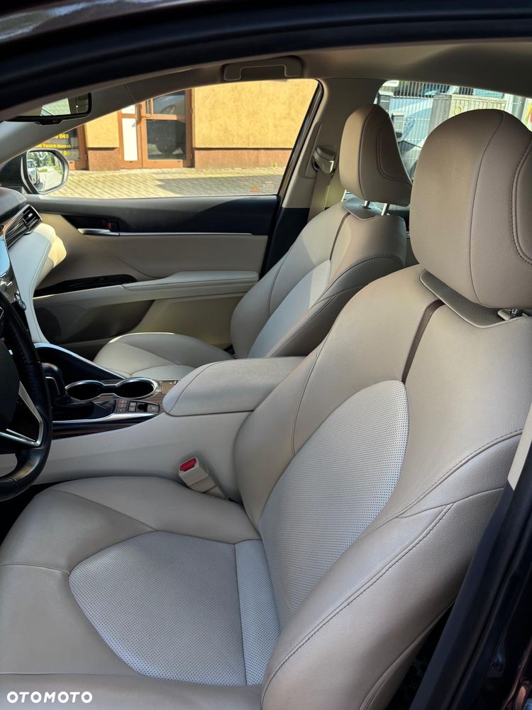 Toyota Camry 2.5 Hybrid Executive CVT - 10