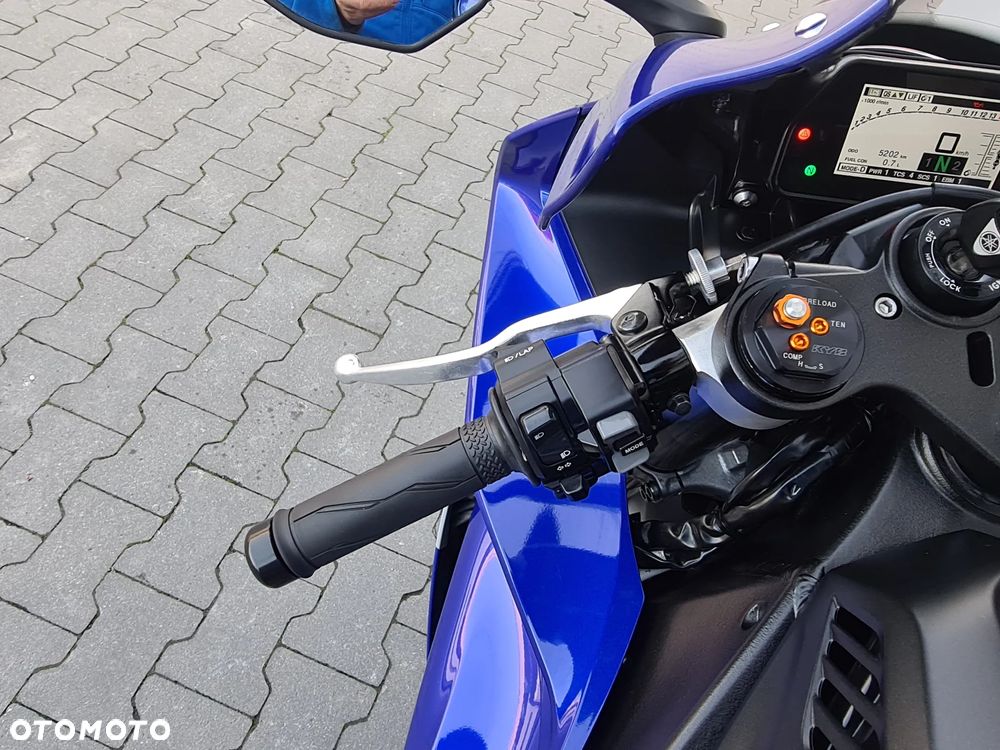 Yamaha R1 - 10