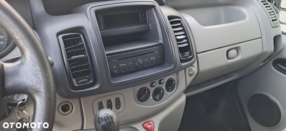 Opel Vivaro 2.5 CDTi L2H1 - 17