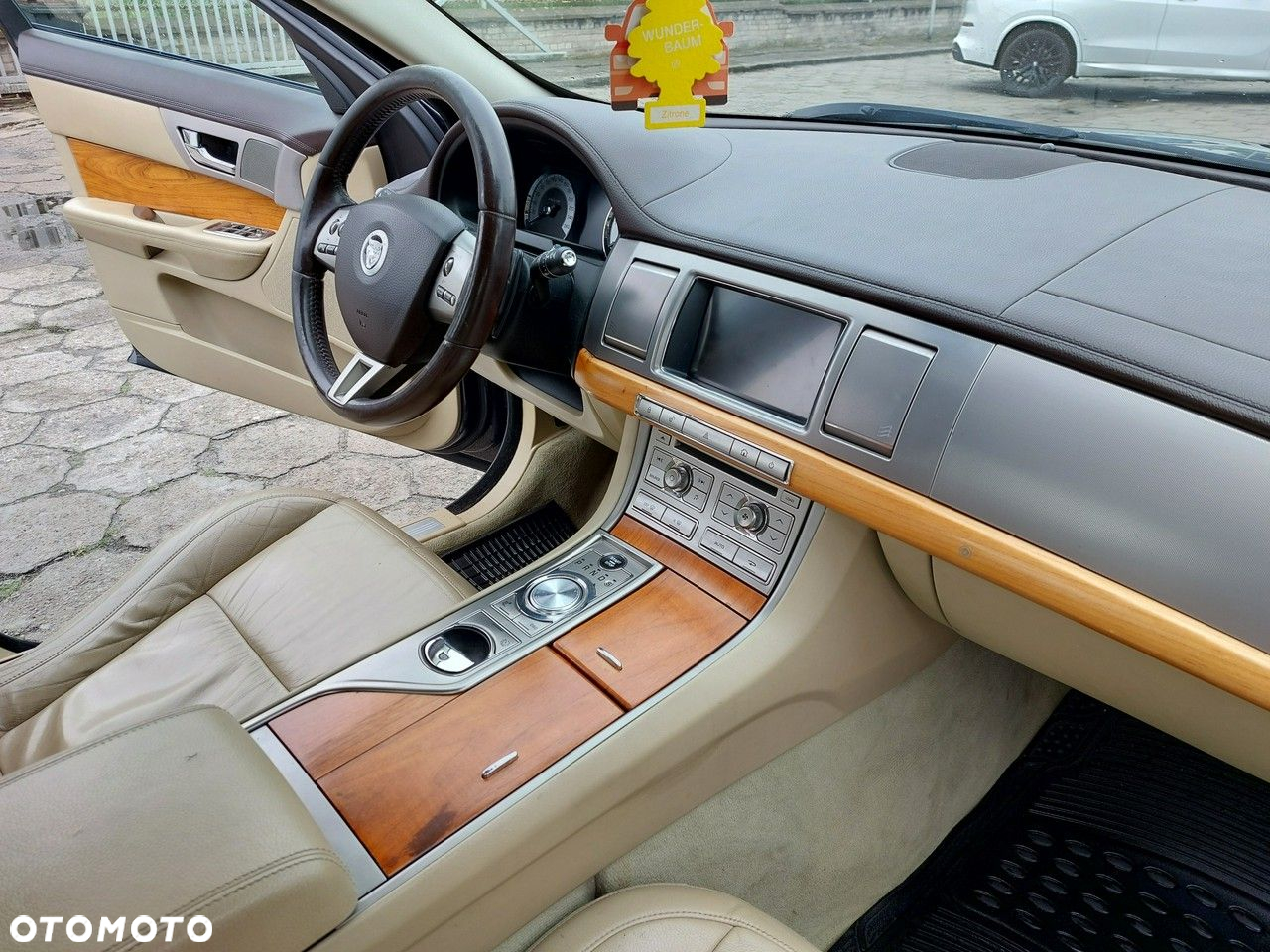 Jaguar XF 2.7 V6 D Premium Luxury - 16