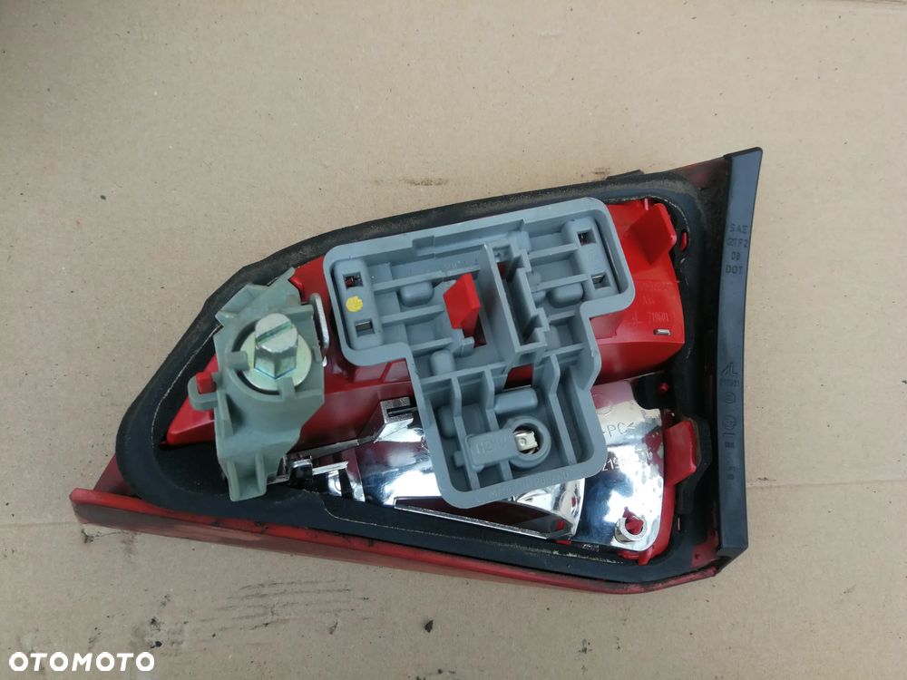 Audi A4 B8 kombi lampa tył prawa w klapę - 9