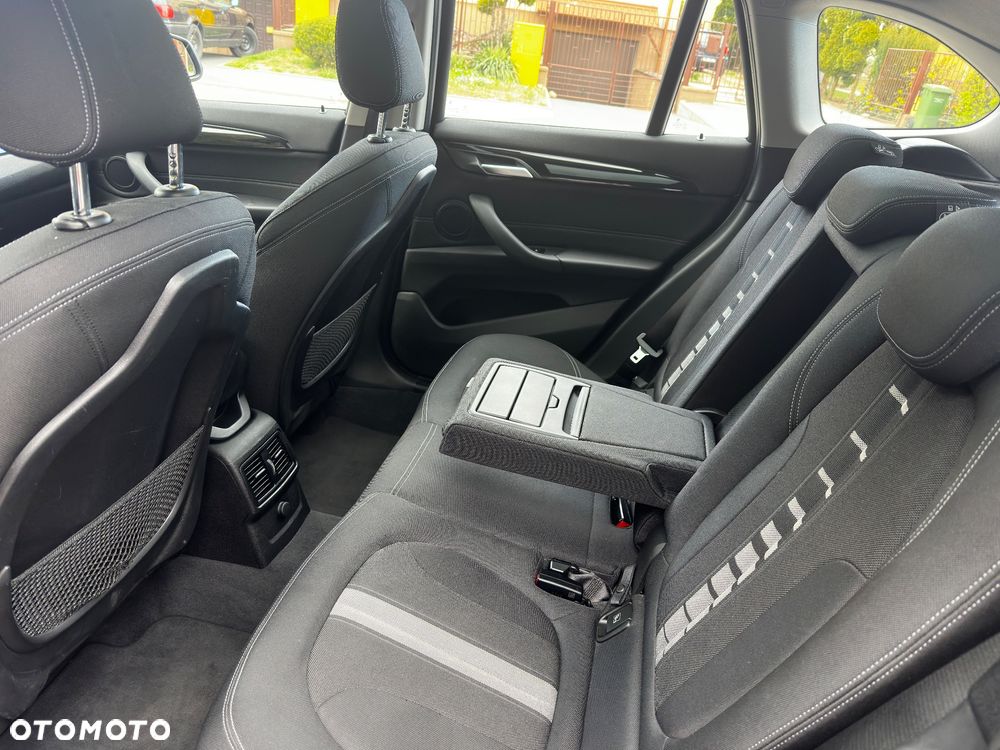 BMW X1 xDrive20i Sport Line - 23