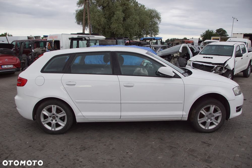 Auto na części - Audi A3 8P Lift 1.6 TDI 105 KM CAYC LUB LY9C 2013R Silnik Skrzynia Drzwi Maska Błotnik Zderzak Klapa Lampa Lusterko Klamka Szyba Deska Kokpit Sterownik Moduł Czujnik Licznik Panel Kierownica - 3