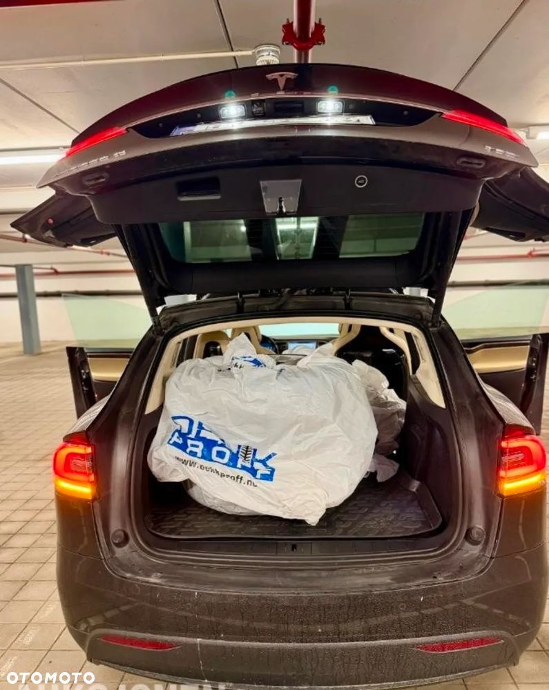Tesla Model X - 25