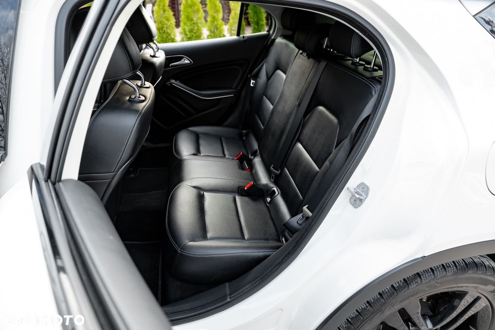 Mercedes-Benz GLA 200 7G-DCT - 22