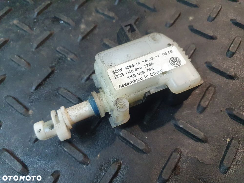 Silniczek klapki wlewu paliwa VW JETTA III (1K2) 1K5810773A - 1