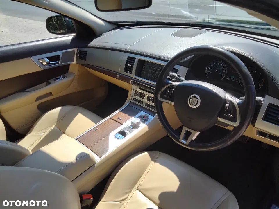 Jaguar XF 2.2 D Luxury - 14