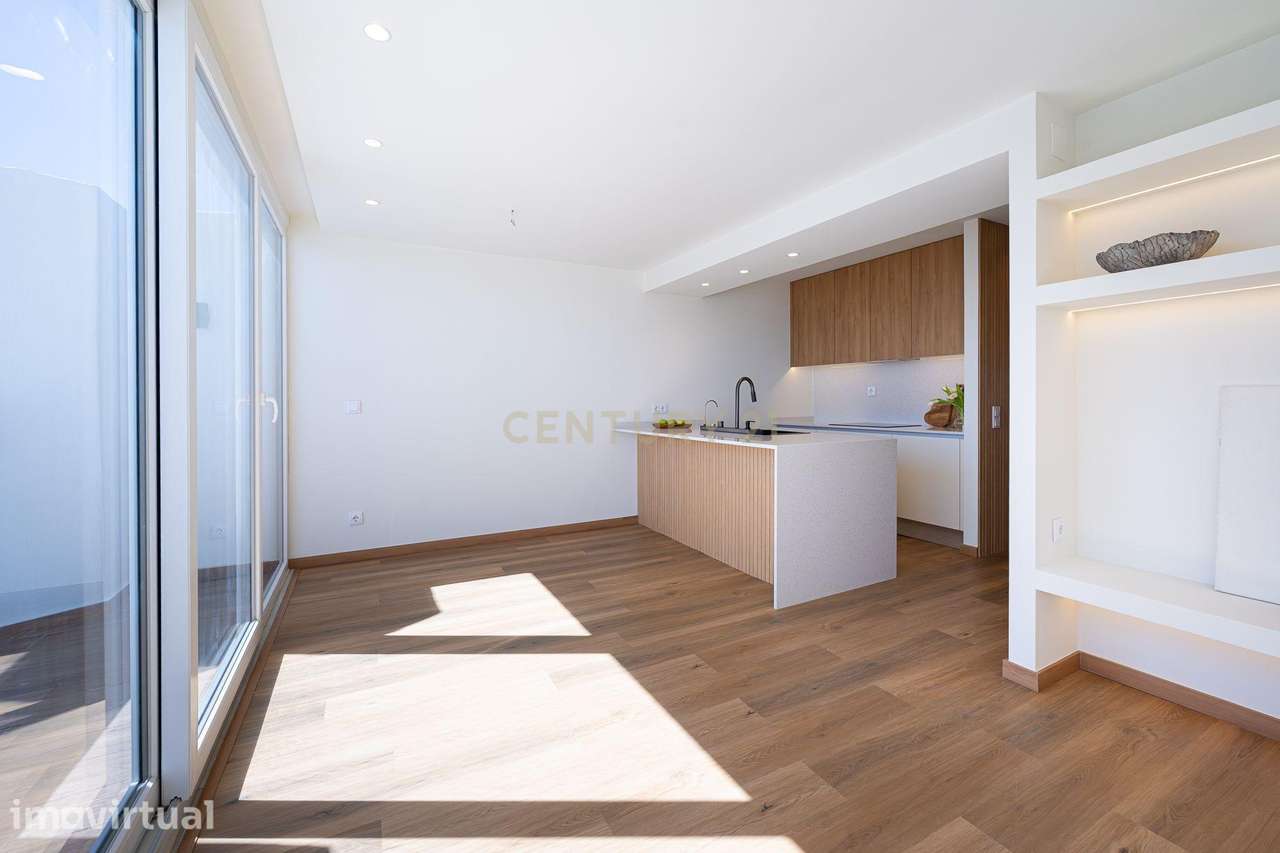Excelente Apartamento T2 completamente remodelado em Almada - Grande imagem: 2/46