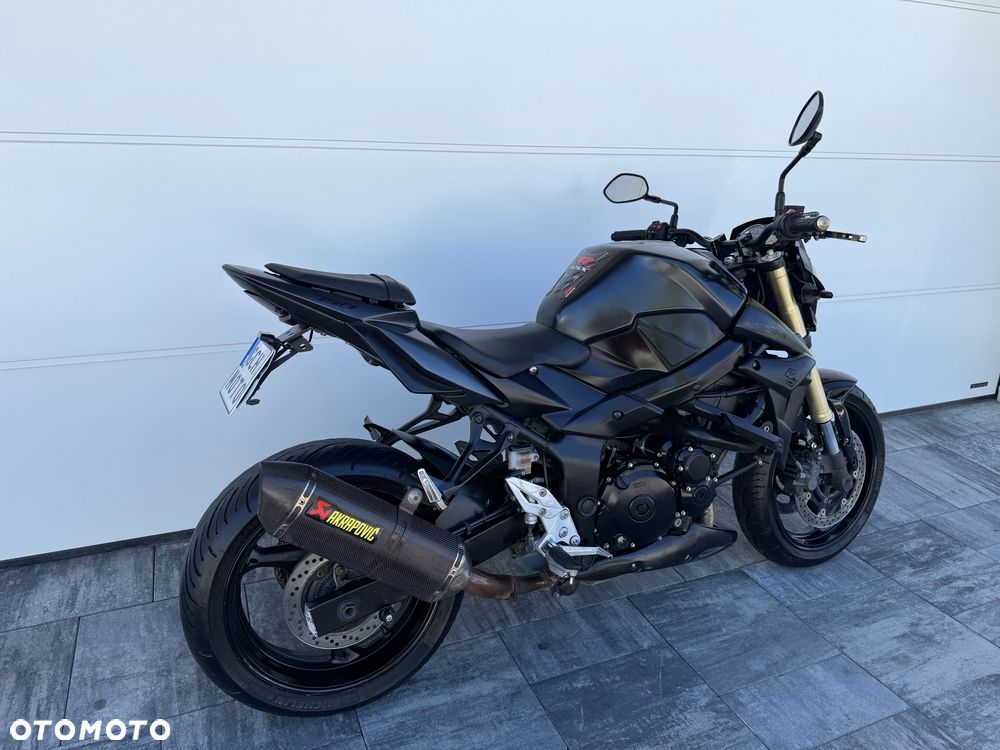 Suzuki GSR - 13