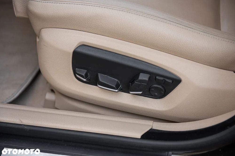 BMW Seria 5 525d Sport-Aut Luxury Line - 13