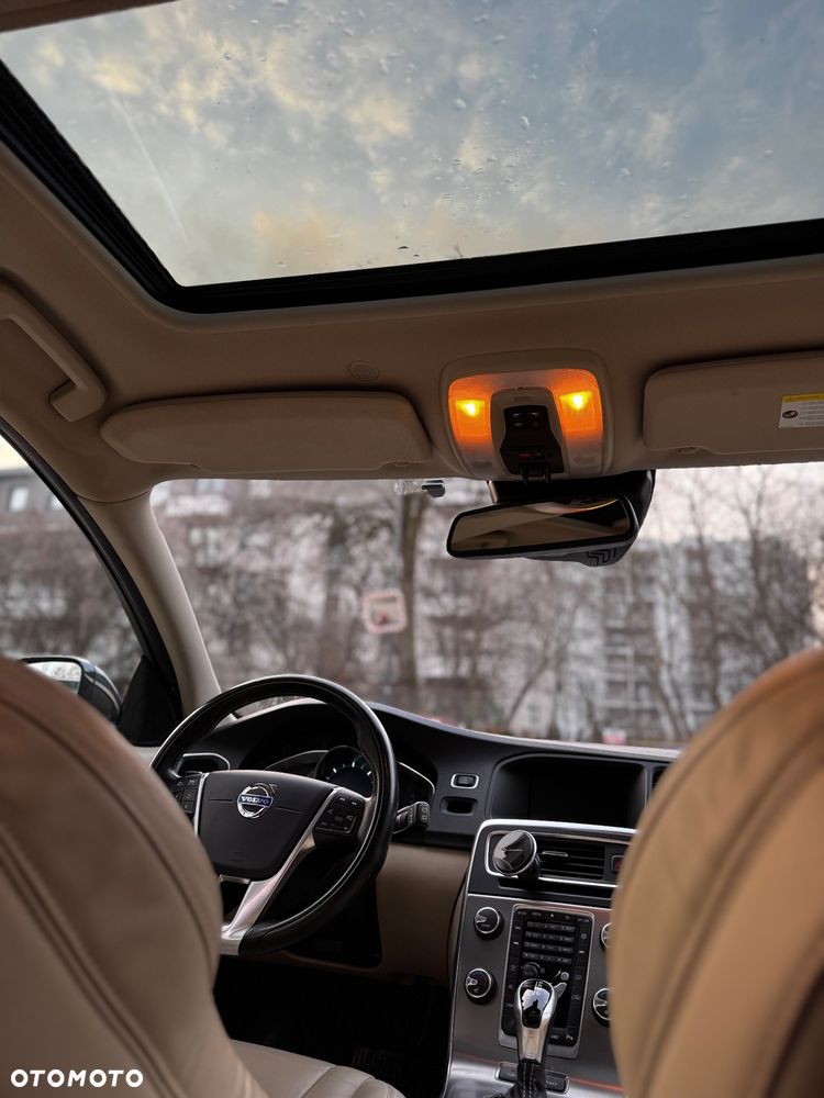 Volvo V60 D6 AWD Plug-in Hybrid R-Design Summum - 8