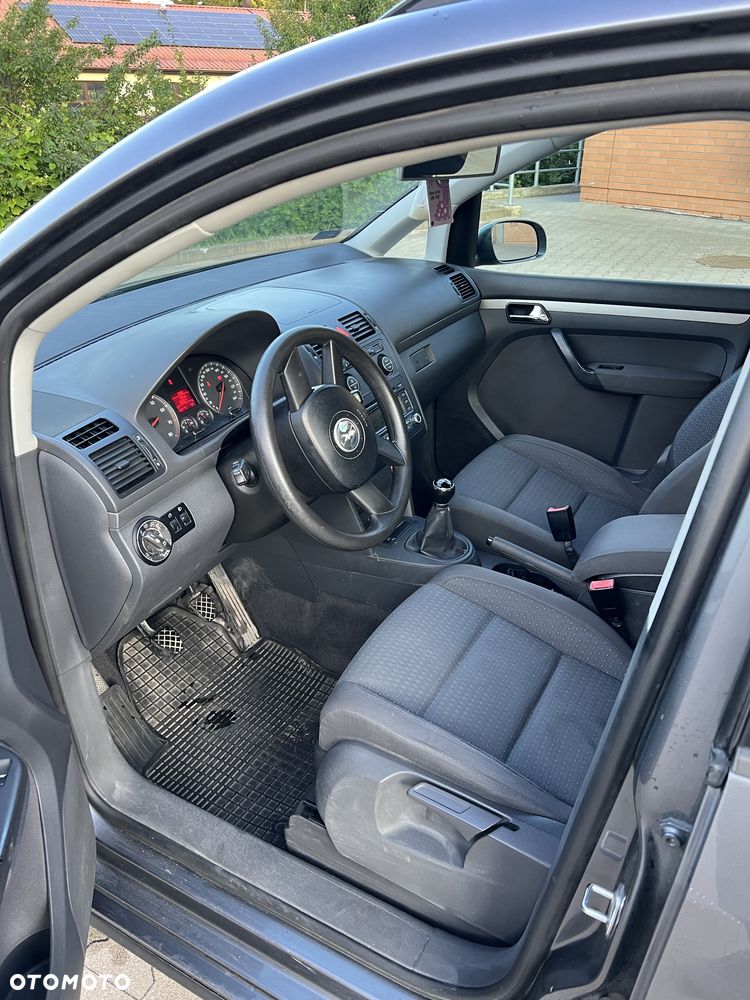 Volkswagen Touran - 4