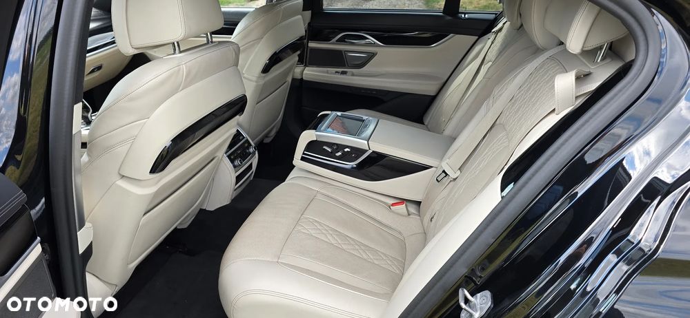 BMW Seria 7 750i xDrive sport - 9