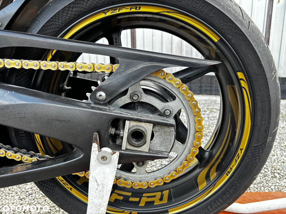 Yamaha R1 - 12