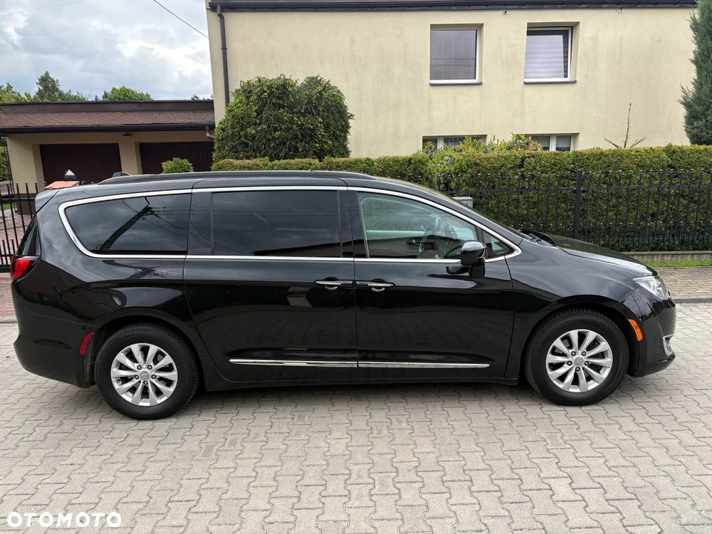 Chrysler Pacifica - 4