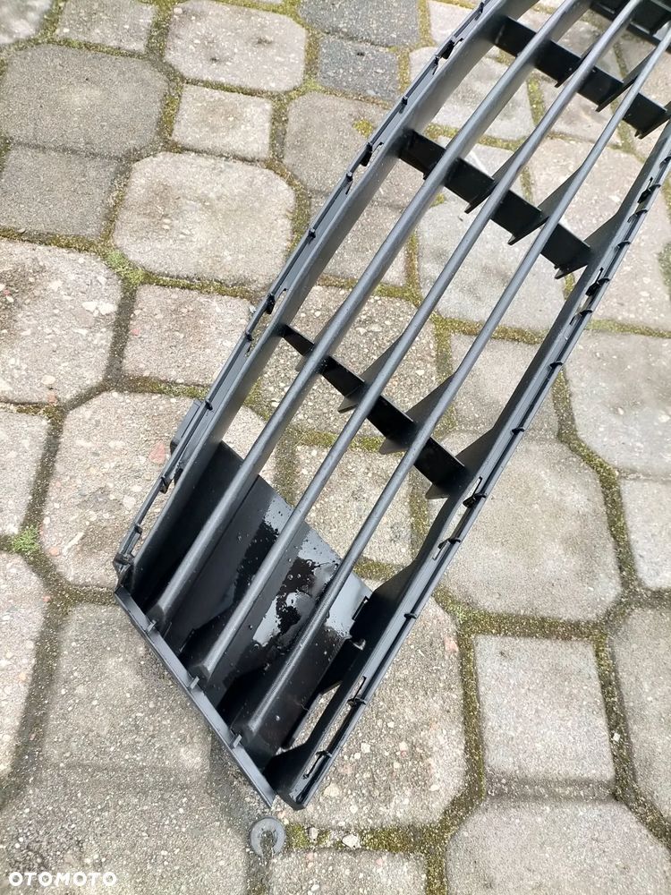 RENAULT CLIO III KRATKA ŚRODKOWA ZDERZAK PRZÓD  NR. KAT. 8200682331 - 3