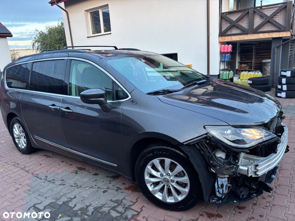 Chrysler Pacifica - 1