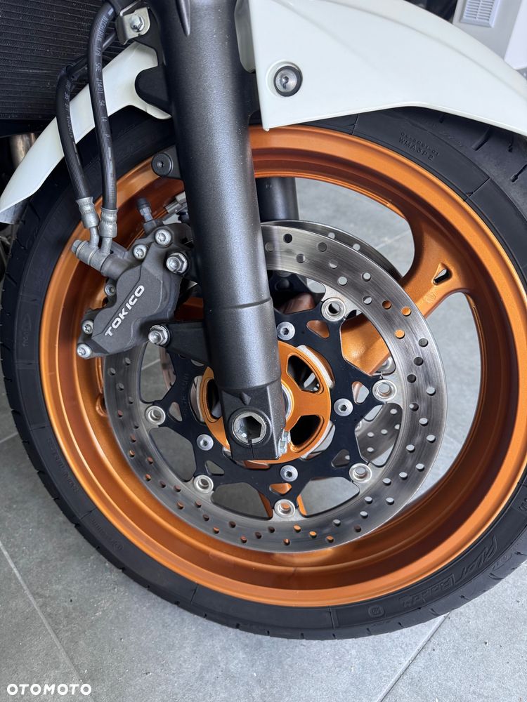Suzuki GSR - 6