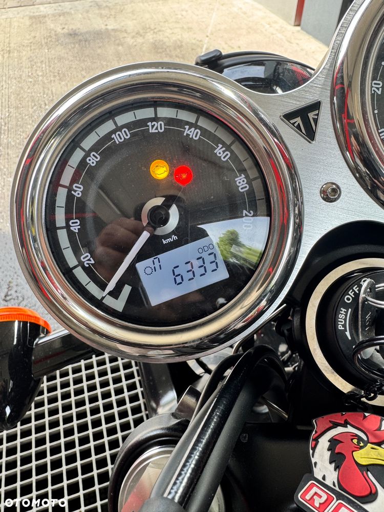 Triumph Bonneville - 9