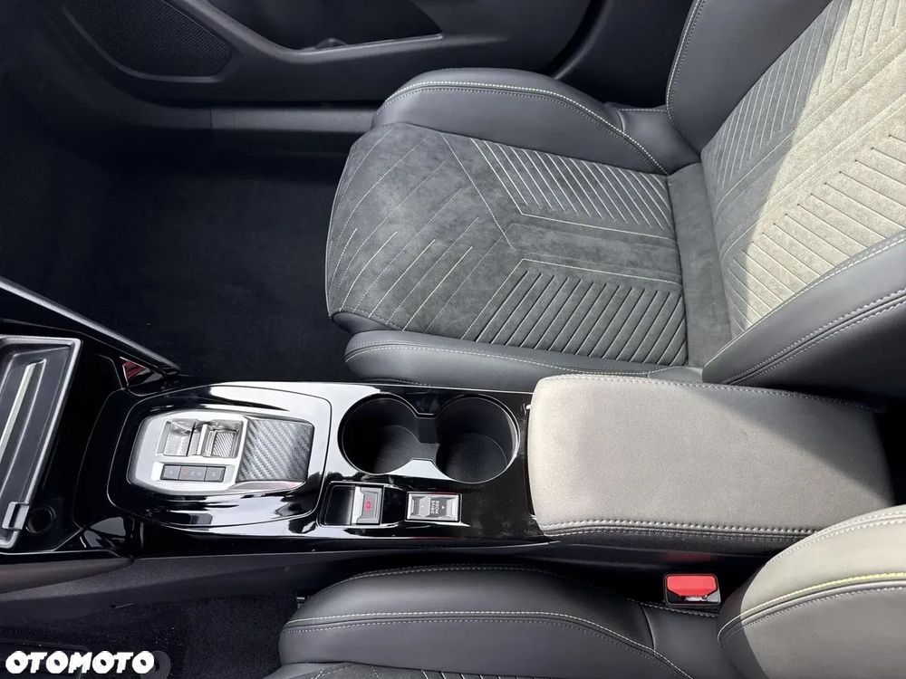Peugeot 2008 Hybrid 145 e-DSC GT Exclusive - 27