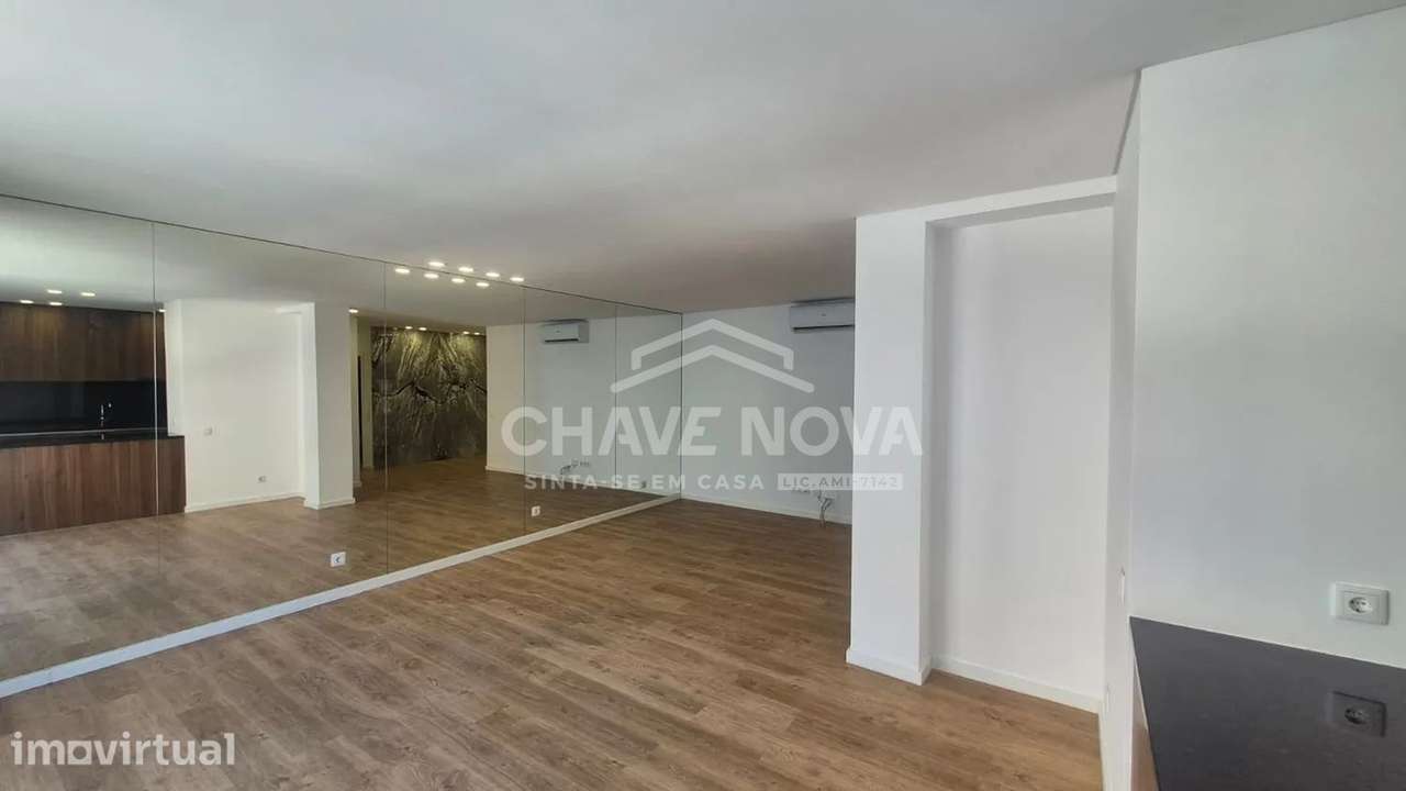 T4 Renovado c/ Lugar de Garagem em Cedofeita (Rotunda da Boavista) - Grande imagem: 2/25