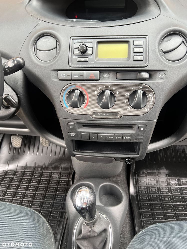 Toyota Yaris 1.0 Sol - 10