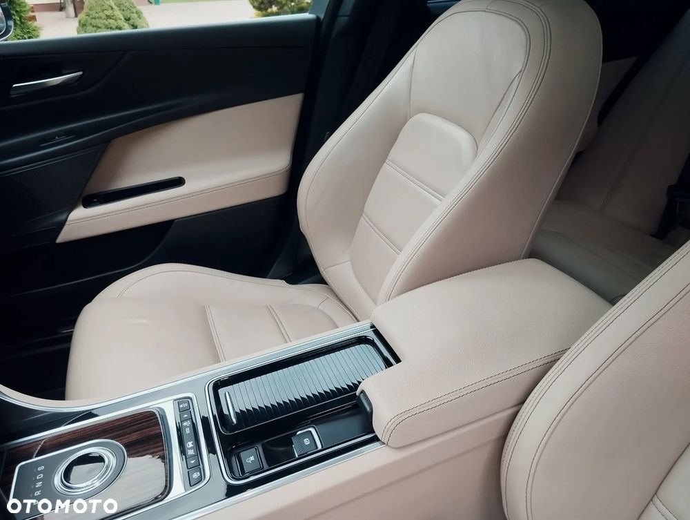 Jaguar XE 20t R-Sport - 21