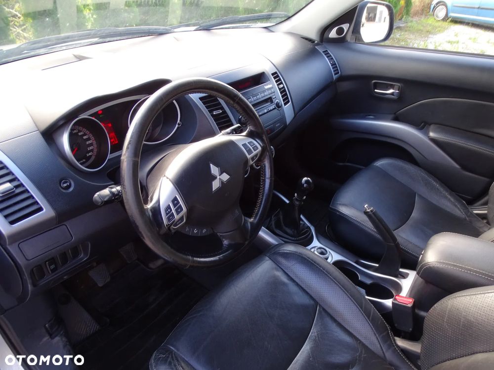 Mitsubishi Outlander - 2