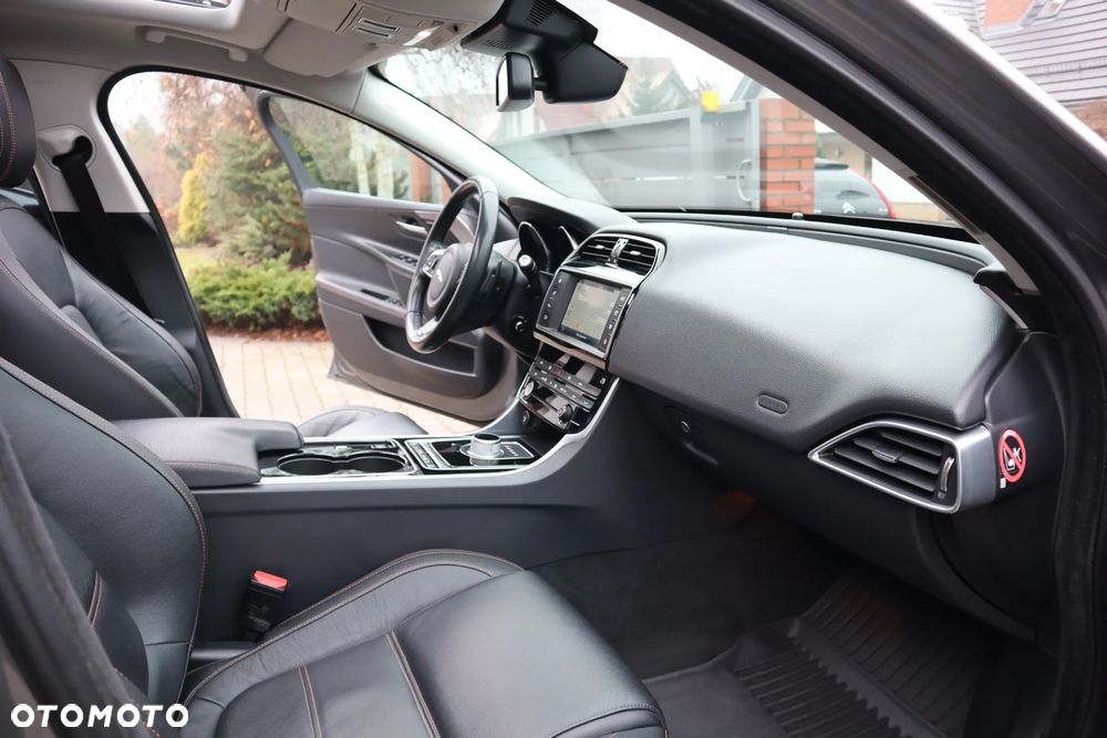 Jaguar XE 20d Prestige - 10