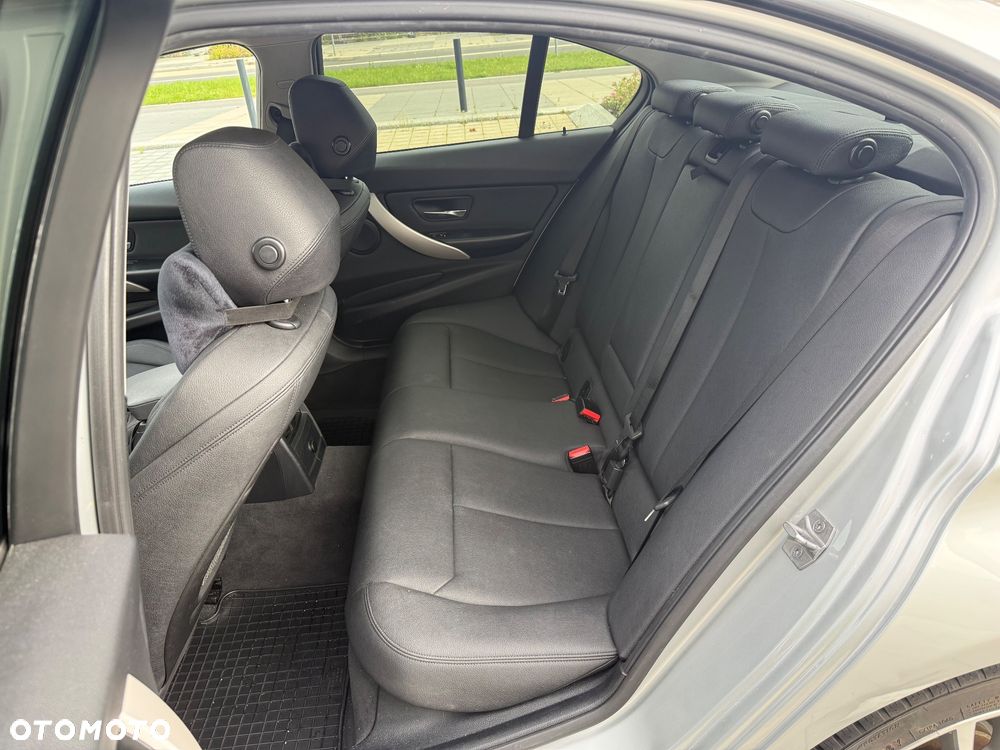 BMW Seria 3 318d Sport Line - 12