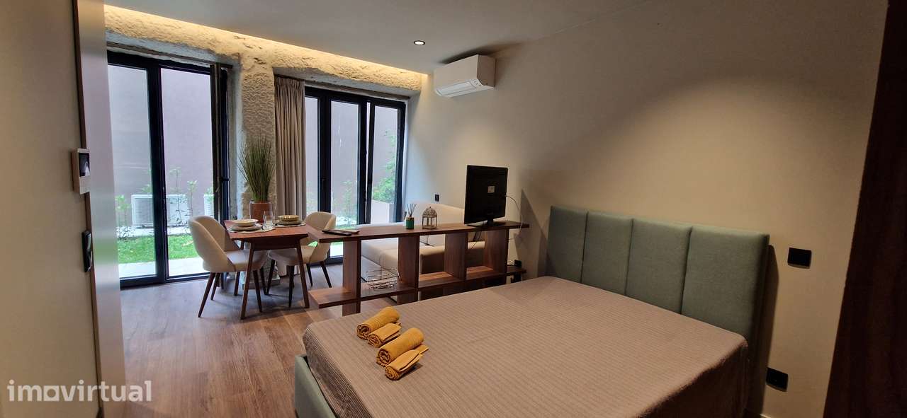 Apartamento T0 + Logradouro, Novo, Mobilado e Equipado - Grande imagem: 2/22