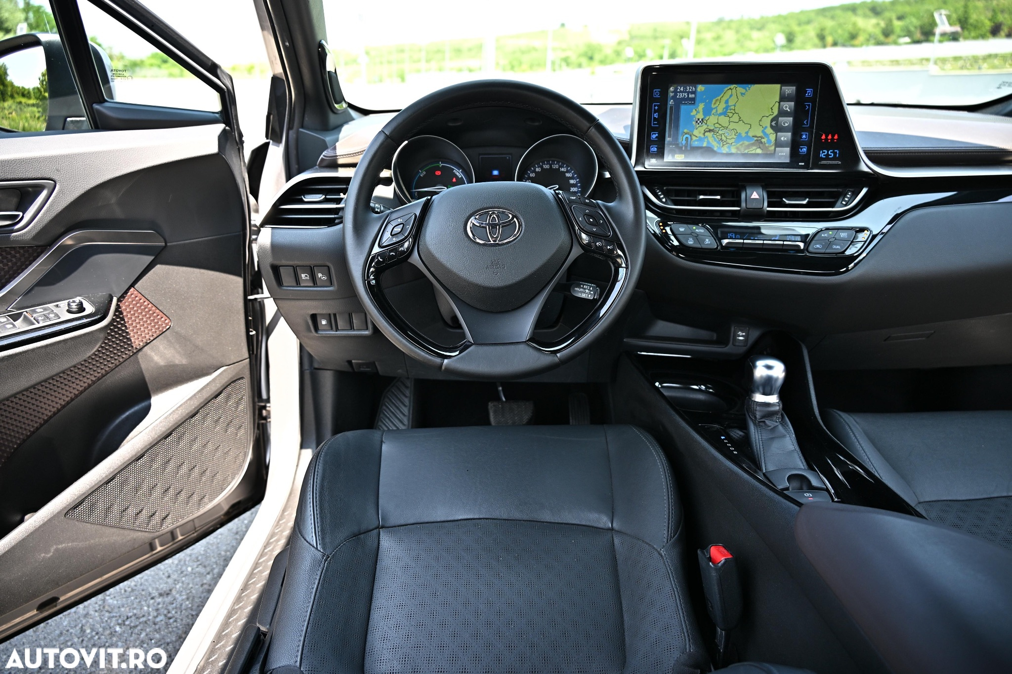 Toyota C-HR Hybrid Style Selection - 11