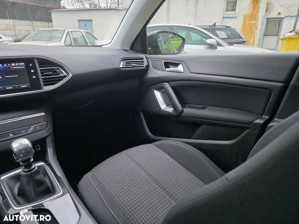 Peugeot 308 1.2 L PureTech Turbo S&S Allure - 17