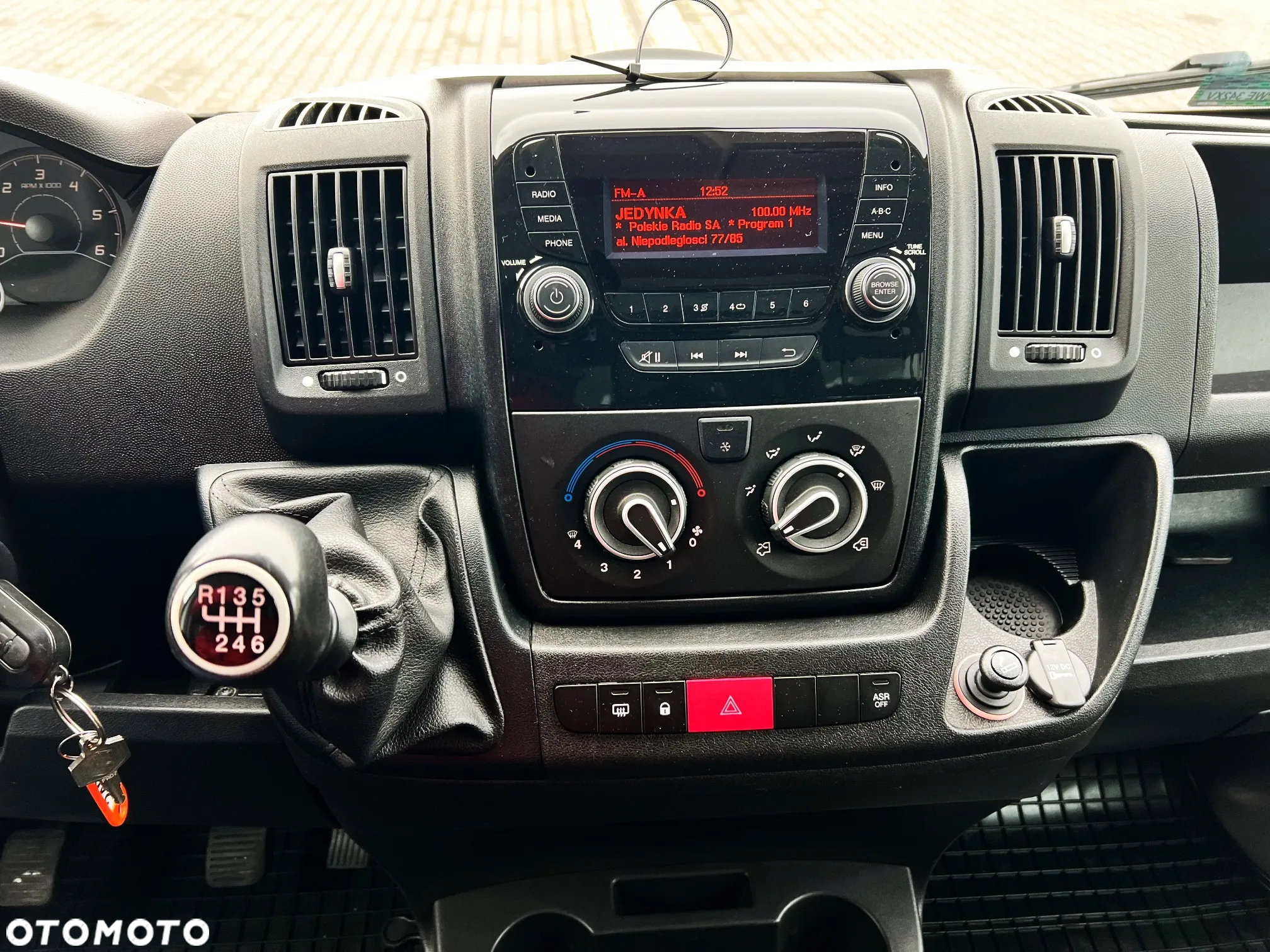 Peugeot Boxer Kontener 3,75m  3x Drzwi + Winda 750 kg Salon PL, Jeden Właściciel - 16
