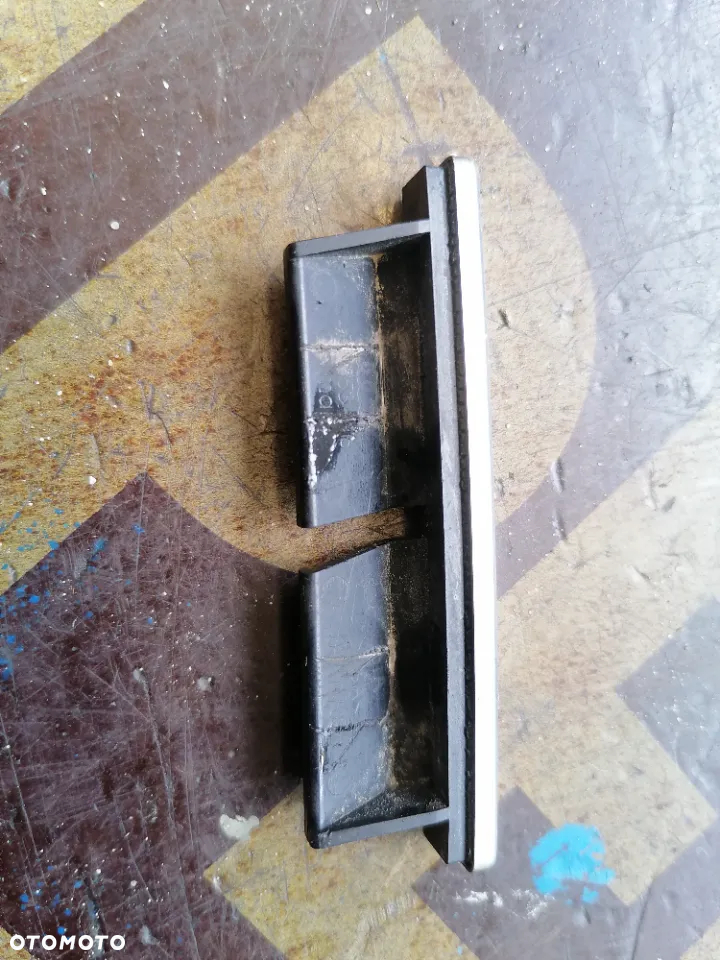 Znaczek Emblemat Quattro na Grill Audi A6 C6 4F0 - 5
