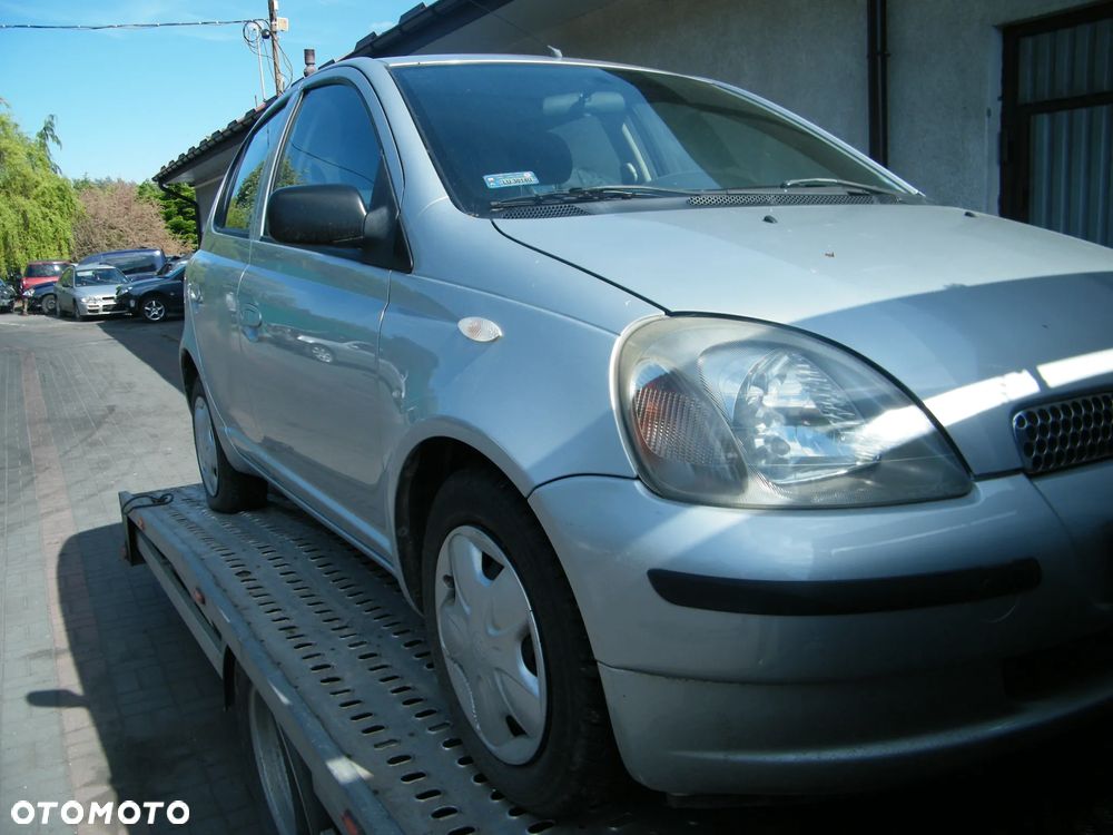 Toyota Yaris I (99-03r.) 1.0 B 68KM. Silnik 1SZ-FE Skrzynia MTM 5F lakier 199. Cały na części. GWARANCJA !!!  Przód Tył Zestaw Komplet Drzwi Klapa Zderzak Błotnik Maska Grill Atrapa Szyba Pas Lampa Lusterko Boczki Fotel Kanapa Kokpit Deska Rozdzielcza Przełącznik Włącznik Sterownik Przewody Wiązka Instalacja Moduł Komputer Czujnik Listwa Pompa Alternator Wtryski Głowica Rozrusznik Kompresor Sprzęgło Dwumas Silnik Skrzynia ABS Klimatyzacji Paliwa Wspomagania Kolektor Turbina Przepustnica Zawór Chłodnica Koło Hak Belka Sanki Zawieszenie Mcpherson Półoś Amortyzator Wydech Tłumik Zacisk Most - 2
