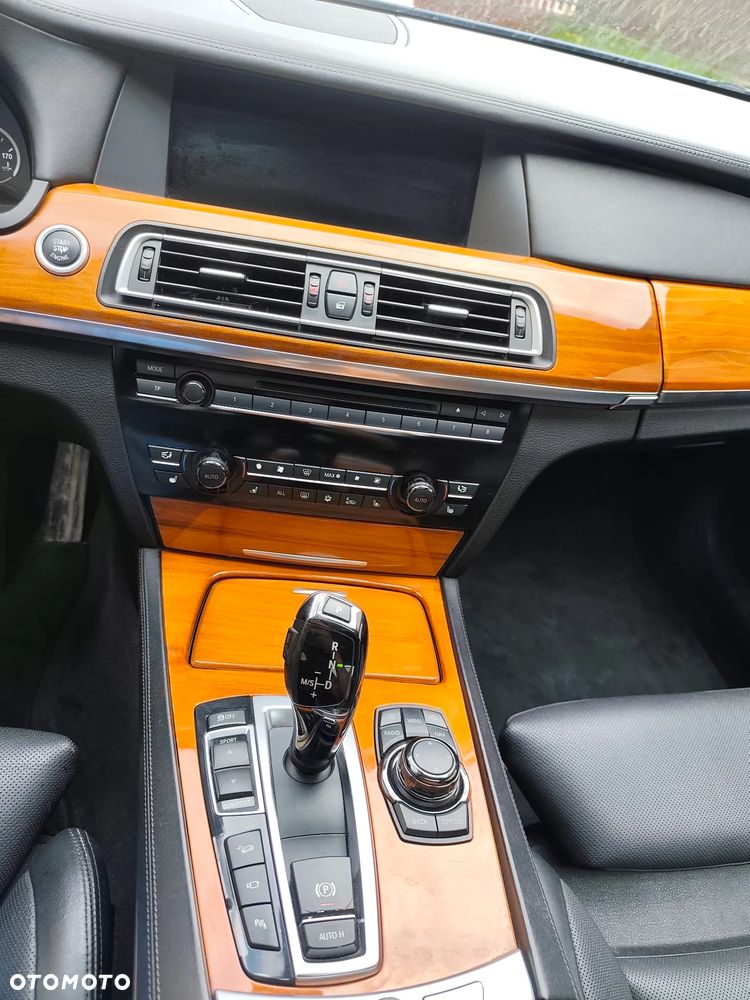 BMW Seria 7 750i L xDrive - 35