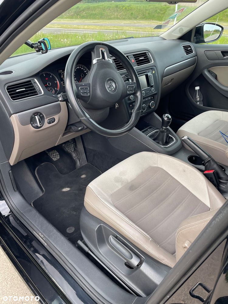 Volkswagen Jetta 2.0 TDI Highline - 16