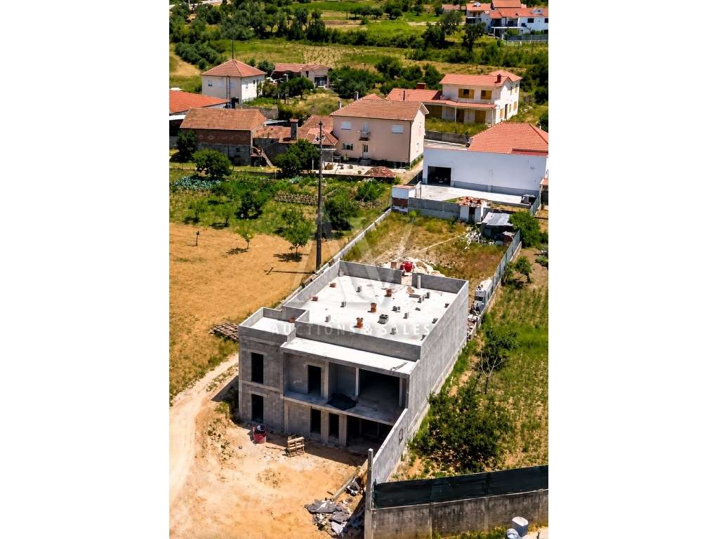 Moradia T3 com cave ampla em lote de 918 m² - Grande imagem: 2/18