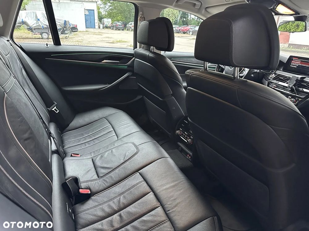 BMW Seria 5 530d xDrive mHEV - 11
