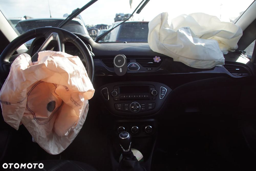 Auto na części - Opel Corsa E 1.4 Twinport 90 KM B14XEL F17 Z22V 2018R Silnik Skrzynia Drzwi Błotnik Zderzak Klapa Lampa Lusterko Klamka Szyba Deska Kokpit Sterownik Moduł Czujnik Licznik Panel Kierownica - 16