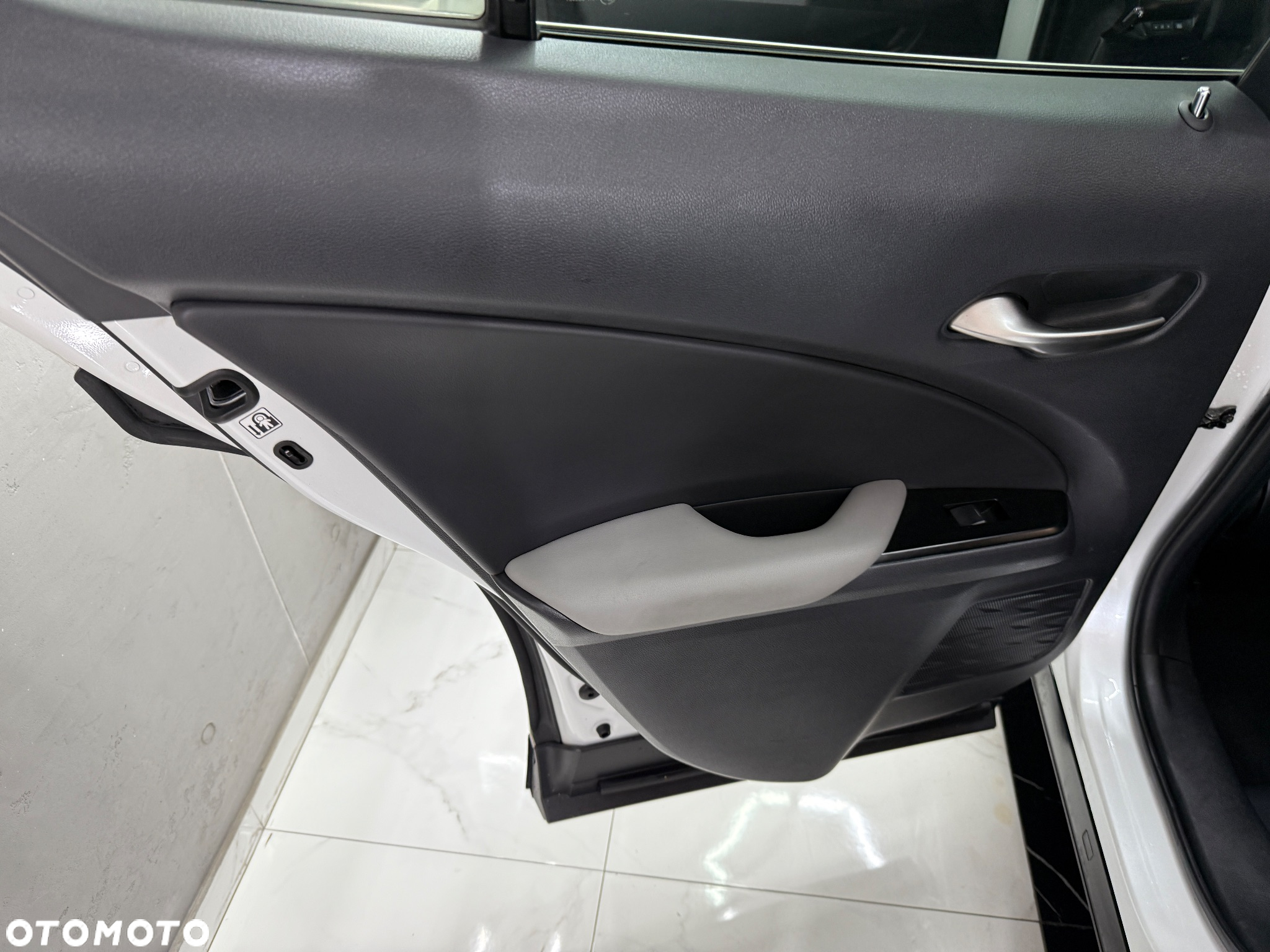 Lexus UX 250h - 14
