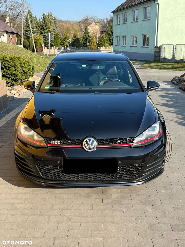 Volkswagen Golf - 1