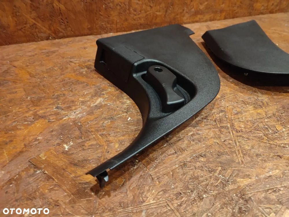 E90/ E91/ E92/ E93 ORYGINALNA TAPICERKA BOCZNA PRZESTRZENI PRZYPODŁOGOWEJ PRAWA/ LEWA O NR.  51 43 7 144 533/ 51 43 7 144 534 TZW. HOKEJ I RĄCZKA OWIERANIA MASKI W BARDZO DOBRYM STANIE. - 2