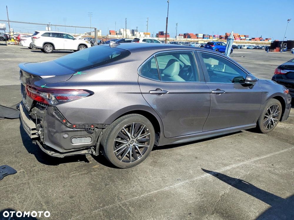 Toyota Camry - 4