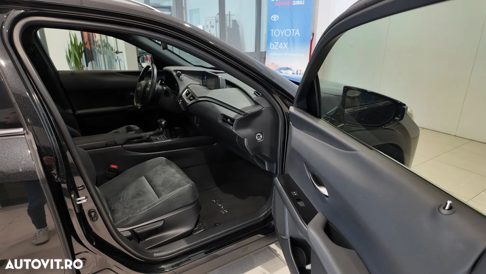 Lexus UX 250h - 12