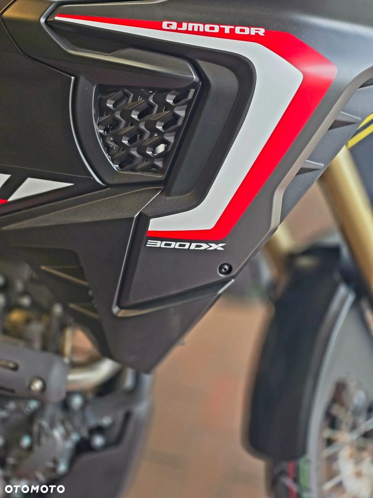 QJMOTOR SRT 300DX - 6