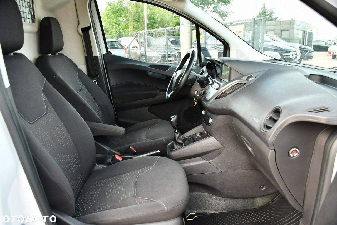 Ford Transit Courier - 33