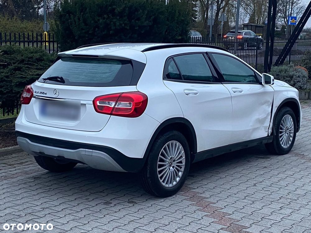 Mercedes-Benz GLA 200 d 7G-DCT - 4